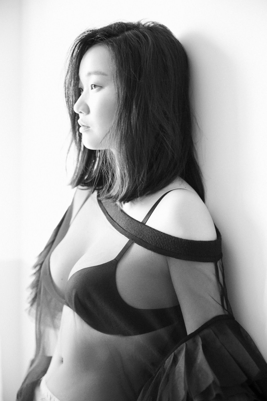 Jang Yoon Joo Wows Fans With A Shocking Lingerie 