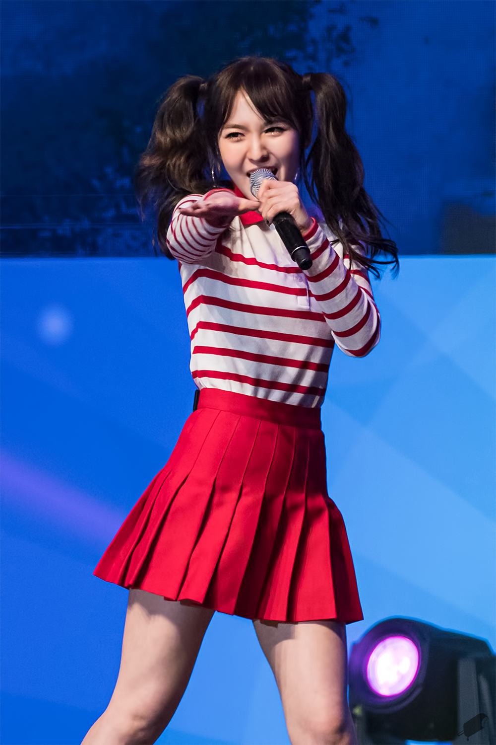 9 Amazing Photos Of Red Velvet's Christmas Mini Skirts