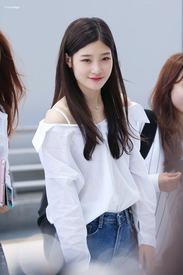 10 Pictures Prove Chaeyeon Has The Sexiest Shoulders In K